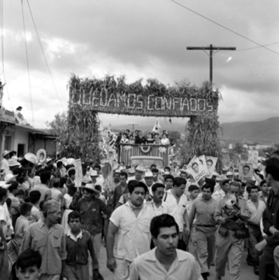 Adolfo López Mateos con mujeres a bordo de un camión durante su campaña electoral en Cd. Victoria