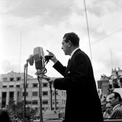 Adolfo López Mateos pronunciando un discurso en su campaña electoral en Cd. Victoria