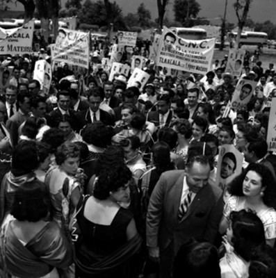 Adolfo López Mateos en medio de una aglomeración de partidarios durante su campaña por Tlaxcala, toma en picada