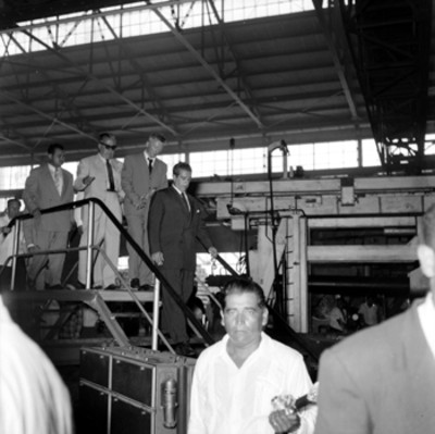 Adolfo López Mateos con empresarios visitando las instalaciones de una fábrica, durante su gira electoral por Veracruz