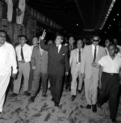 Adolfo López Mateos saludando, durante su visita a una fábrica, en su gira electoral por Veracruz