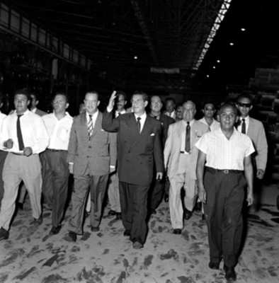 Adolfo López Mateos con empresarios recorriendo las instalaciones de una fábrica durante su gira por Veracruz