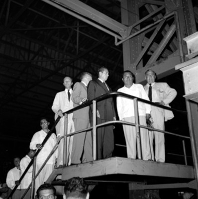 Adolfo López Mateos con empresarios, visitando las instalaciones de una fábrica, durante su gira electoral por Veracruz
