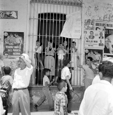 Partidarios aplaudiendo, durante la campaña electoral de López Mateos en Córdoba
