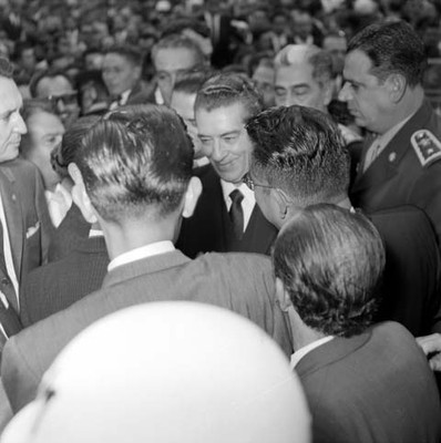 Adolfo López Mateos saludando a un diplomático al llegar a el Palacio de Bellas Artes, para realizar su protesta presidencial
