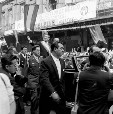 Adolfo López Mateos acompañado de Ruiz Cortines al recorrer las calles de Cd. de México, despues de la toma de poseción presidencial