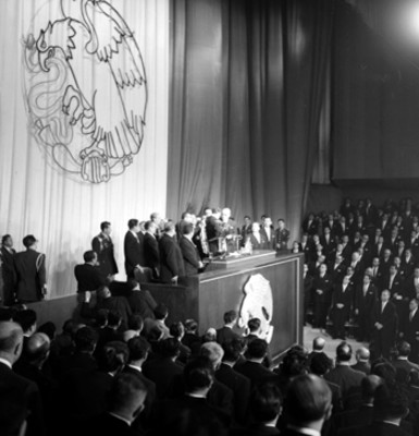 Adolfo López Mateos saludando a Adolfo Ruíz Cortines durante la ceremonia de cambio de poder en Bellas Artes