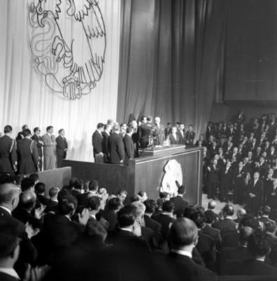 Adolfo López Mateos pronunciando un discurso durante la toma de poder en Bellas Artes