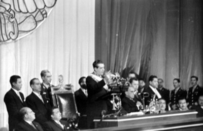 Adolfo López Mateos pronunciando un discurso duarante la sucesión presidencial en Bellas Artes