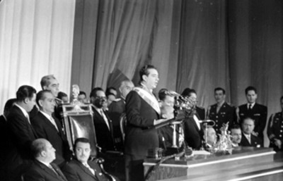 Adolfo López Mateos pronunciando un discurso durante la sucesión presidencial en Bellas Artes