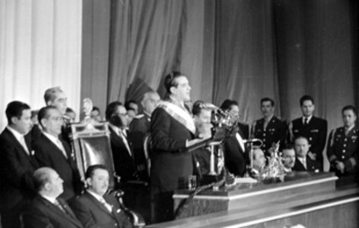 Adolfo López Mateos pronunciando un discuros durante la sucesión presidencial en Bellas Artes
