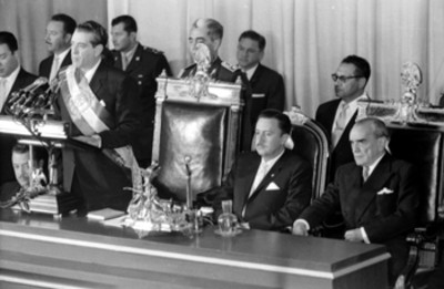 Adolfo López Mateos protestando como presidente durante el cambio de poderes, en Bellas Artes