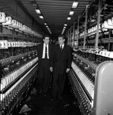 Adolfo López Mateos con un empresario, visita el interior de la fábrica La Carolina