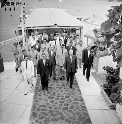 Adolfo López Mateos y políticos entrando al hotel Club de Pesca en Villa del Mar, toma en picada