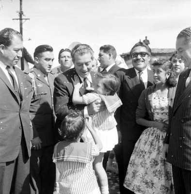 Adolfo López Mateos abrazando a unas niñas en compañía de Juan C. Gorraez, Alfredo del Mazo y Ernesto P. Uruchurtu durante su gira de trabajo por Querétaro
