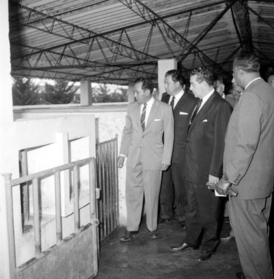 Adolfo López Mateos y Juan C. Gorraez, recibiendo un sarape de parte de unos niños