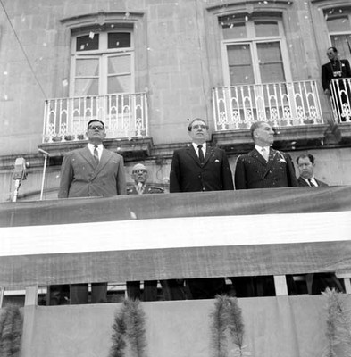 Adolfo López Mateos y Juan C. Gorraez en compañía de otro hombre, durante una ceremonia