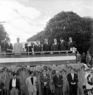 Adolfo López Mateos saludando, acompañadp por el Gobernador de Querétaro, druante una ceremonia