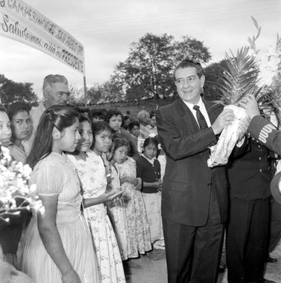 Adolfo López Mateos develando una placa, durante la inauguración de obras de abastecimiento de agua potable, en Querétaro