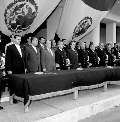 Adolfo López Mateos y militares marinos durante una ceremonia de la Escuela Naval de Veracruz
