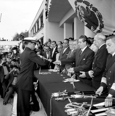 Adolfo López Mateos entregando espadín a un cadete