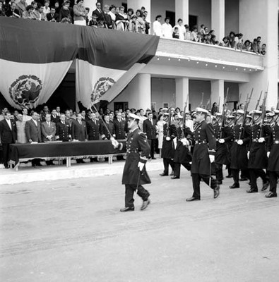 Adolfo López Mateos presenciando marcha de cadetes en la Escuelas Naval