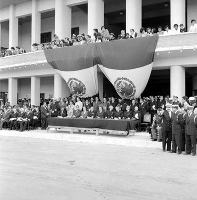Adolfo López Mateos y militares en el presídium, durnate la ceremonia de la Escuela Naval