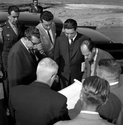 Adolfo López Mateos observando el plano de una obra pública