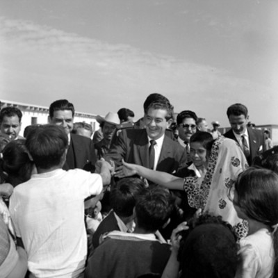 Adolfo López Mateos saludando a la gente del D.F. durante la inspección de las obras públicas