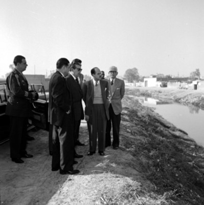 Adolfo López Mateos, Ernesto P. Uruchurtoy funcionarios públicos observan las obras públicas del D.F.