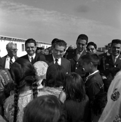 Adolfo López Mateos y comitiva les dan la bienvenida al D.F. durante la inspección de obras públicas