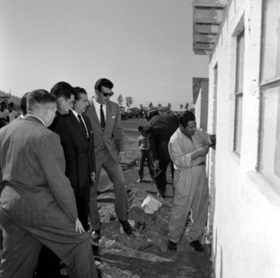 Adolfo López Mateos, Ernesto P. Uruchurto y demás funcionarios observando como labora un trabajador