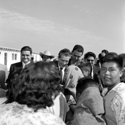 Adolfo López Mateos saludando a la gente del D.F. durante su visita a las obras públicas