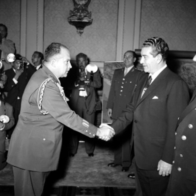 Adolfo López Mateos siendo felicitado por militar con motivo del rompimiento de relaciones diplomaticas con Guatemala