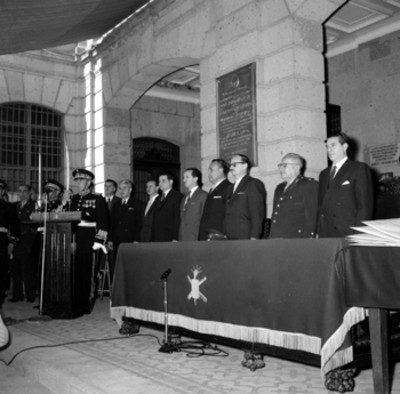 Adolfo López Mateos con miembros de su gabinete durante la inauguración de cursos del colegio militar