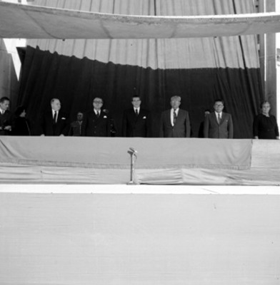 Adolfo López Mateos con secretarios de estado durante la ceremonia de inauguración de los cursos de la escuela nacional de maestros
