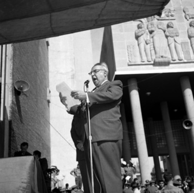 Jaime Torres Bodet pronunciando un discurso durante la ceremonia de inauguración de cursos de la Escuela Nacional de Maestros