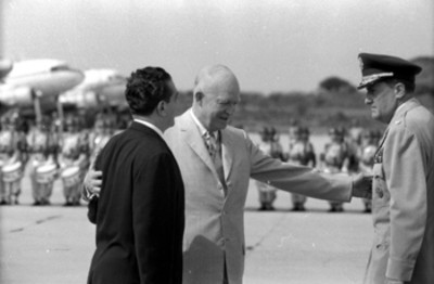 Adolfo López Mateos y Dwight Eisenhower en el aeropuerto de Acapulco