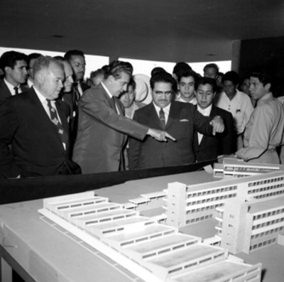 Adolfo López Mateosobservando una maqueta, durante su visita a la fábroca Celulosa de Chih., en du gira electoral