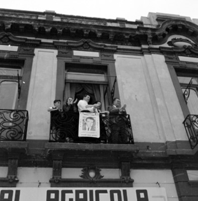 Partidarios del PRI palaudiendo la llegada de López Mateos, a la Cd. de Puebla