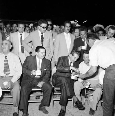 Adolfo López Mateos y empresarios consumiendo bocadillos, durante la asamblea económico-social de Sonora