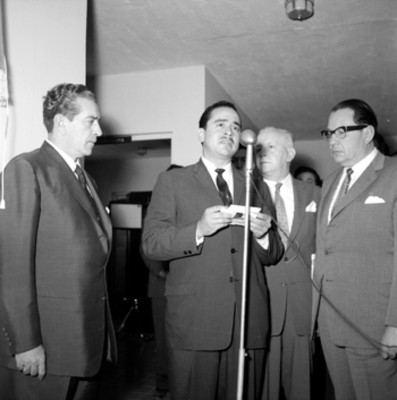 Adolfo López Mateos y Francisco González de la Vega escuchando a un funcionario durante la inauguración de un hospital