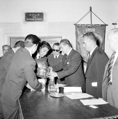 Adolfo López Mateos recibiendo un busto, durante una ceremonia de sociedades mutualistas en el aula " Lic. Salvador Mijares" en Durango