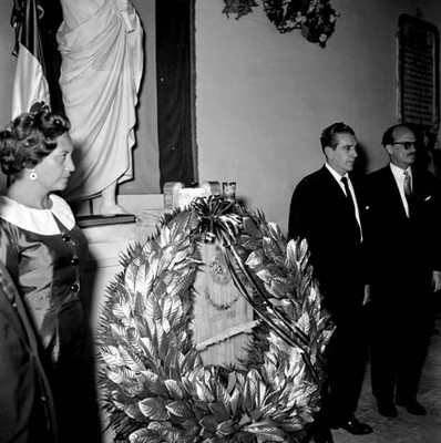 Adolfo López Mateos y Virgínia Soto, durante un homenaje a Miguel Hidalgo y Costilla