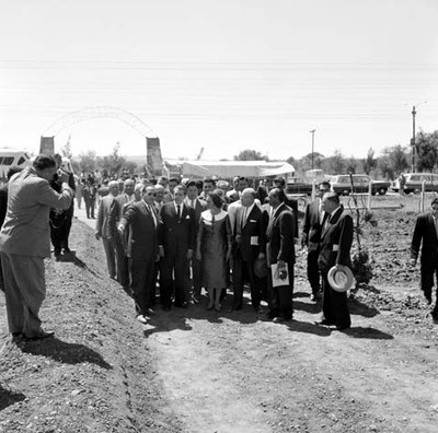Adolfo López Mateos y funcionarios visitando el Viñedo Padre Hidalgo