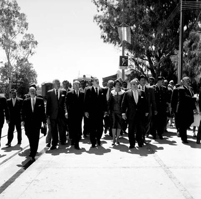 Adolfo López Mateos, Jesús Rodríguez Gaona y funcionarios públicos recorriendo las calles de Dolores Hidalgo