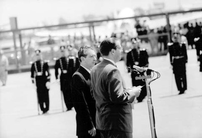 Adolfo López Mateos escuchando un discurso pronunciado por Osvaldo Dorticós Torrado, presidente de Cuba