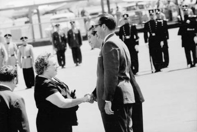 Adolfo López Mateos saludando a María Caridad Molina de Dorticós, en el aeropuerto de la ciudad de México