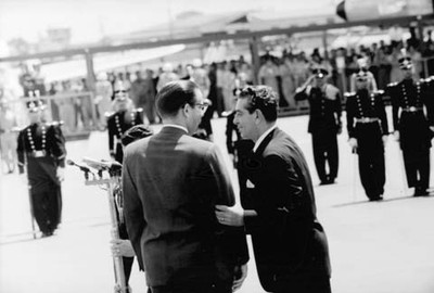 Adoflo López Mateos da la bienvenida a Osvaldo Dorticós Torrado, presidente de Cuba, enm el aeropuerto de la ciudad de México