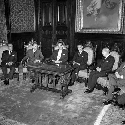 Adolfo López Mateos conversando con Osvaldo Dorticós Torrado y funcionarios públicos en Palacio Nacional
